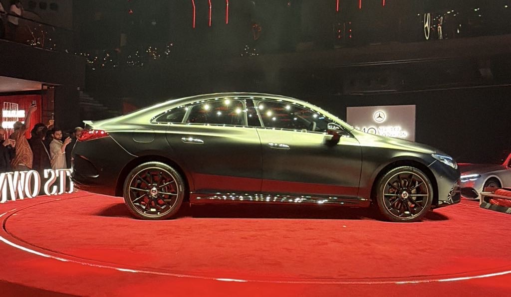मर्सिडीज सीएलए ईवी लॉन्च एडिशन साइड